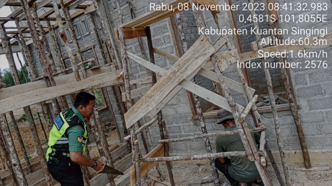 Babinsa Koramil 06/Cerenti  Kodim 0302/Inhu, Serka Heriyus Saputera Gotong Royong Bersama  Masyarakat