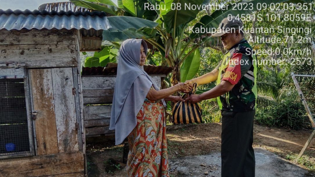 Di Desa Lebuh Lurus Inuman Kuansing, Babinsa Koramil 06/Cerenti  Kodim 0302/Inhu Beri Bantuan Sembako Untuk Masyarakat