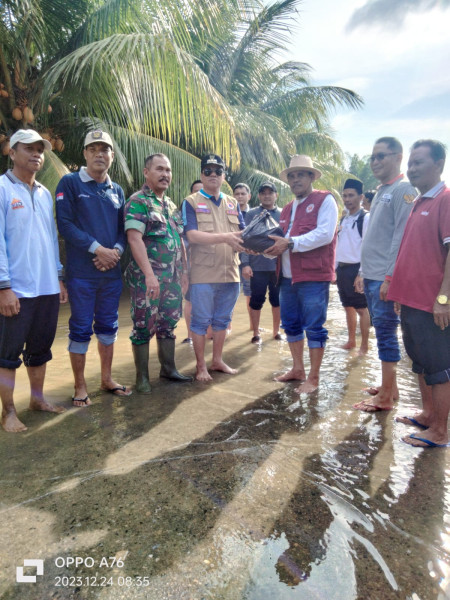 Ringankan Beban. Masyarakat Terdampak Banjir,  Bupati Tinjau Dan Salurkan Bantuan di Baserah dan KHS