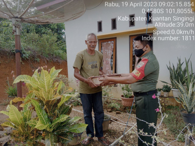 Babinsa Koramil 06/Cerenti Kodim 0302/Inhu Memberi Bantuan Sembako Untuk Masyarakat di Desa Banjar Nantigo