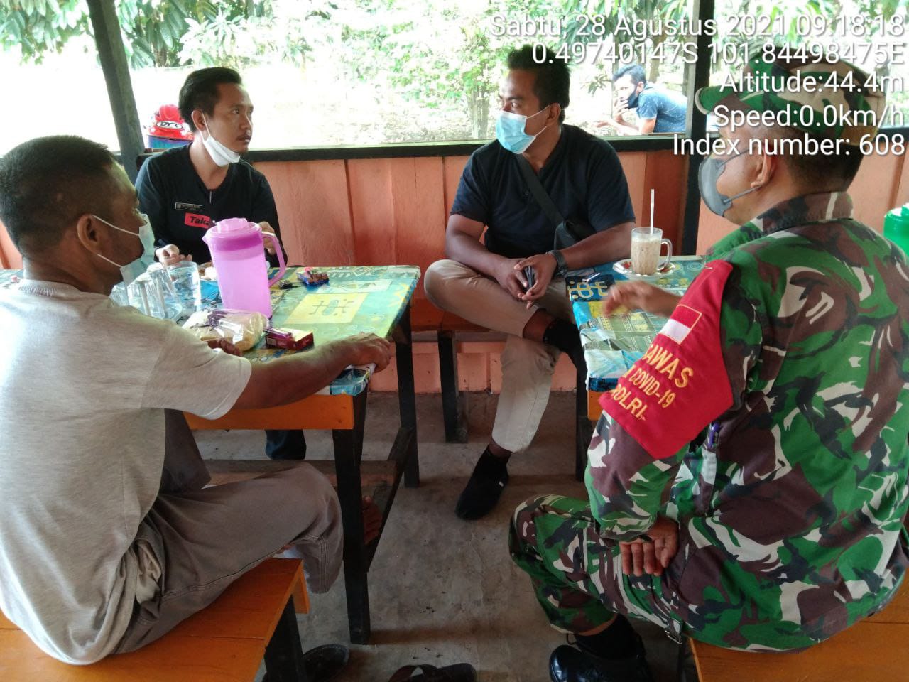 Babinsa Koramil 06/Cerenti Dim 0302/Inhu Berikan Sosialisasi Kepada Warga Agar Patuhi Prokes Covid-19 di Desa Pulau Bayur