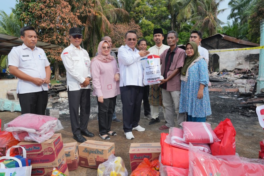Tunjukkan Kepedulian, Bupati Bistamam Tinjau dan Salurkan Bantuan kepada Korban Kebakaran di Teluk Mega