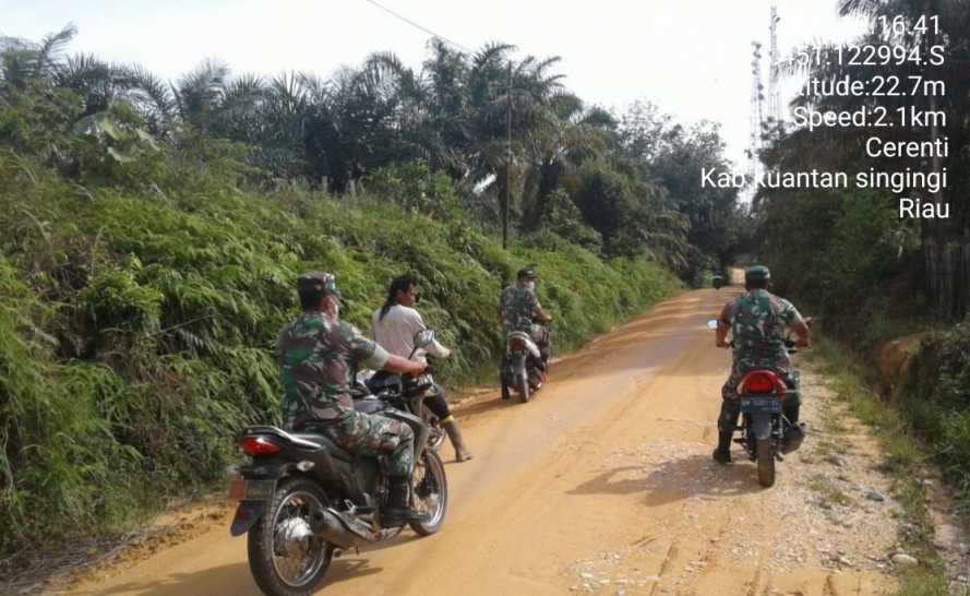 Tingkatkn Pengawasan Karlahut,Babinsa Koramil 06/Cerenti Kodim 0302/Inhu Melaksanakan Patroli dan Sosialisasi Kepada Masyarakat di Kecamatan Cerenti Kabupaten Kuansing 