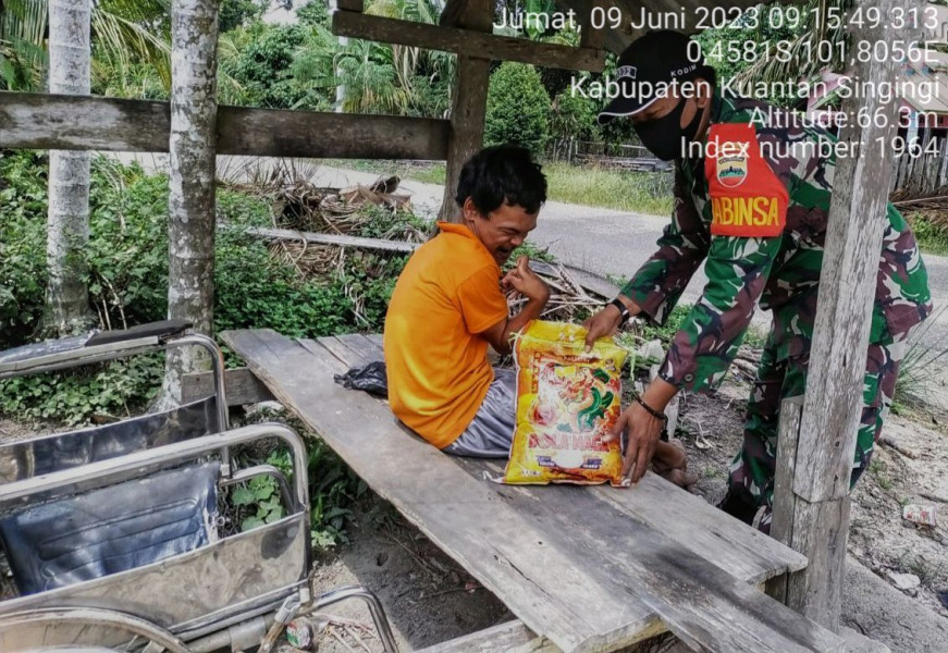 Sertu Heriyus Saputera Memberi Bantuan Sembako Untuk Masyarakat
