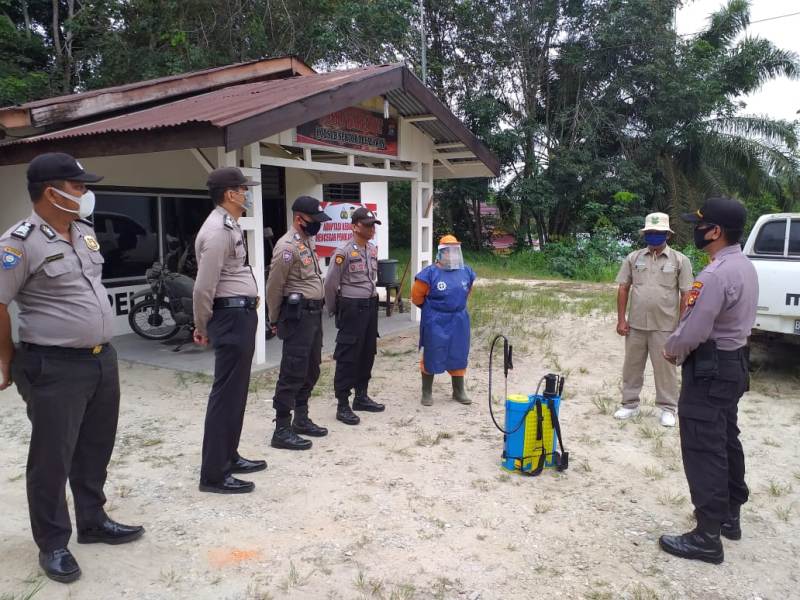 Polsubsektor Pelalawan Lakukan Penyemprotan Disinfektan di Fasilitas Umum