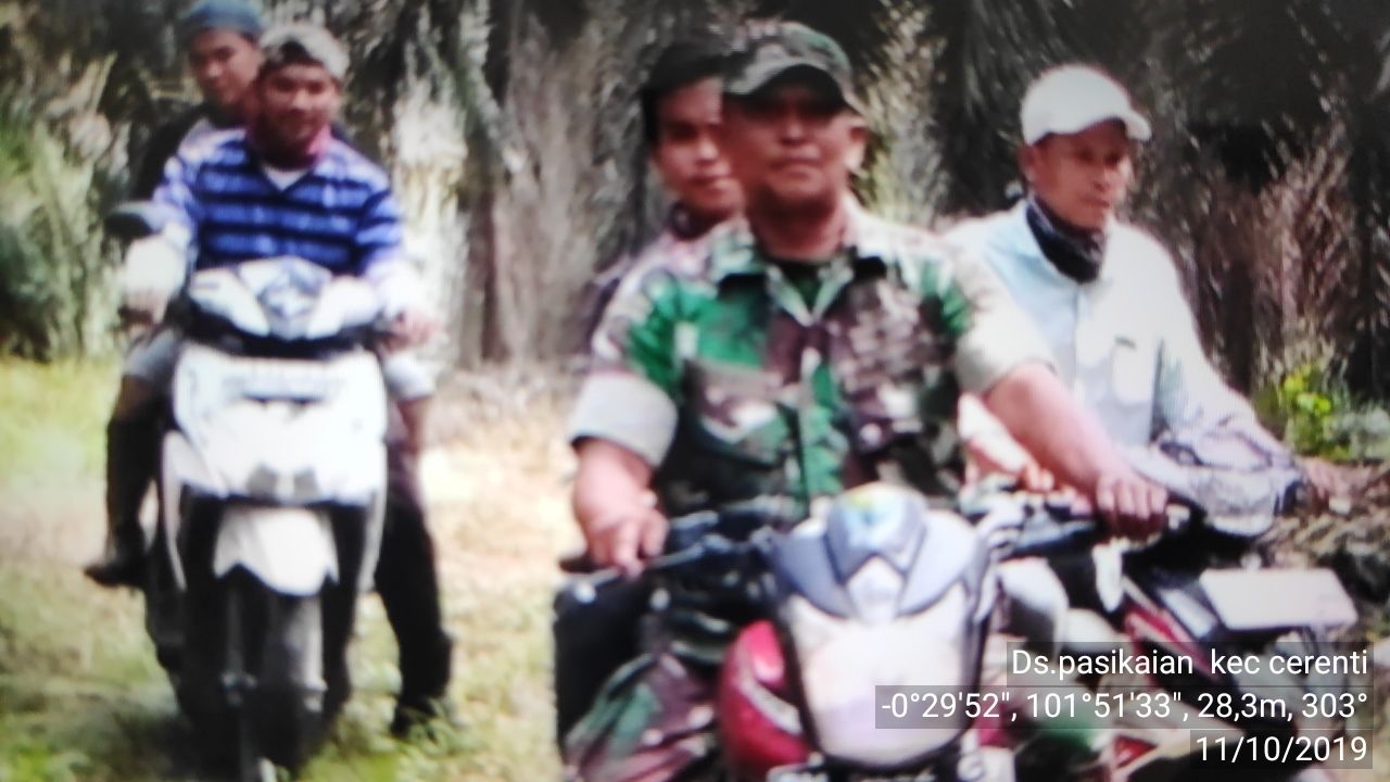 Koptu Juanda Anggota Koramil 06/Cerenti Patroli Karhutla Di Desa Pesikain.