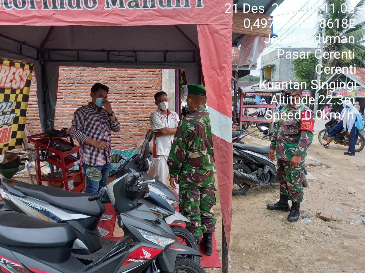Serda Sp. Nasution Babinsa Koramil 06/Cerenti Kodim 0302/Inhu Sosialisasi Cegah Penyebaran Covid-19 dan Sambangi Tempat Penjualan SPM Honda