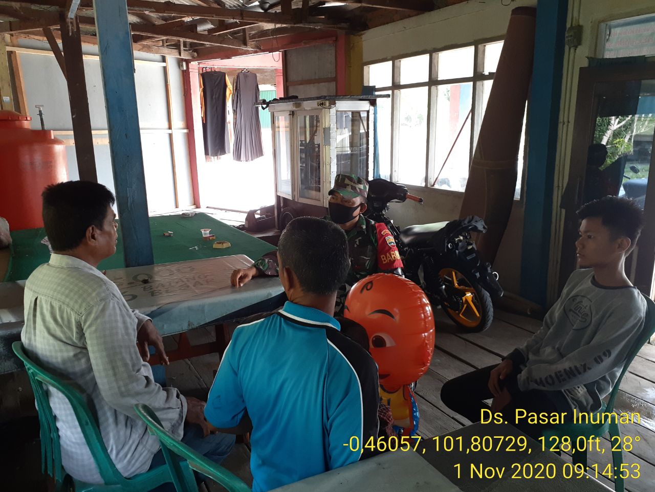 Dengan Komsos Upaya Babinsa koramil 06/Cerenti Dim 0302/Inhu Sampaikan Himbauan Cegah Penyebaran Covid-19 Di Wilayah Teritorialnya