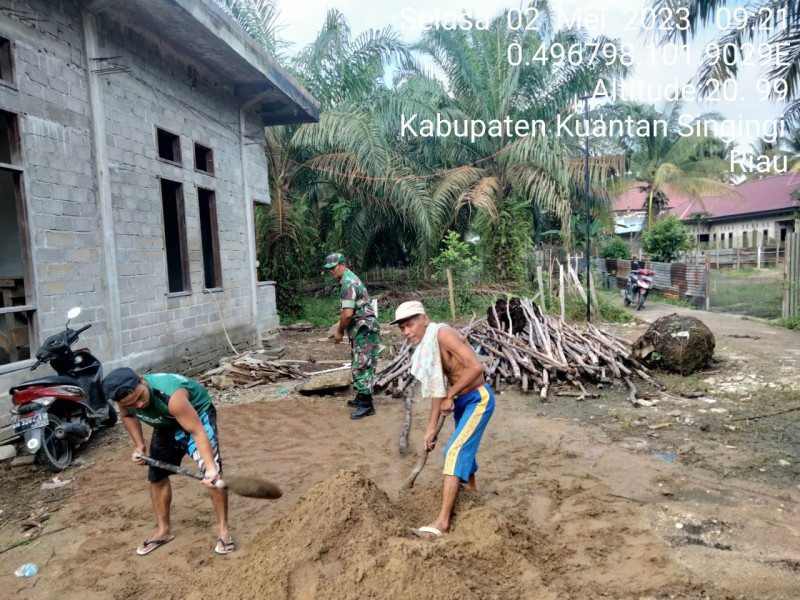 Bangun Keakraban Babinsa Koramil 06/Cerenti Kodim 0302/Inhu Membantu Warga Binaan Rehap Rumah di Wilayah Teritorialnya