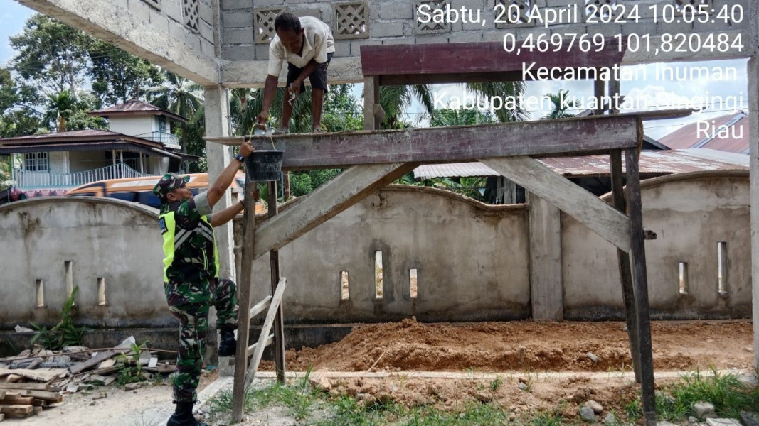Babinsa Koramil 06/Cerenti Dim 0302/Inhu Bergotong Royong Dengan Masyarakat Desa Lebuh Lurus Kecamatan Inuman 