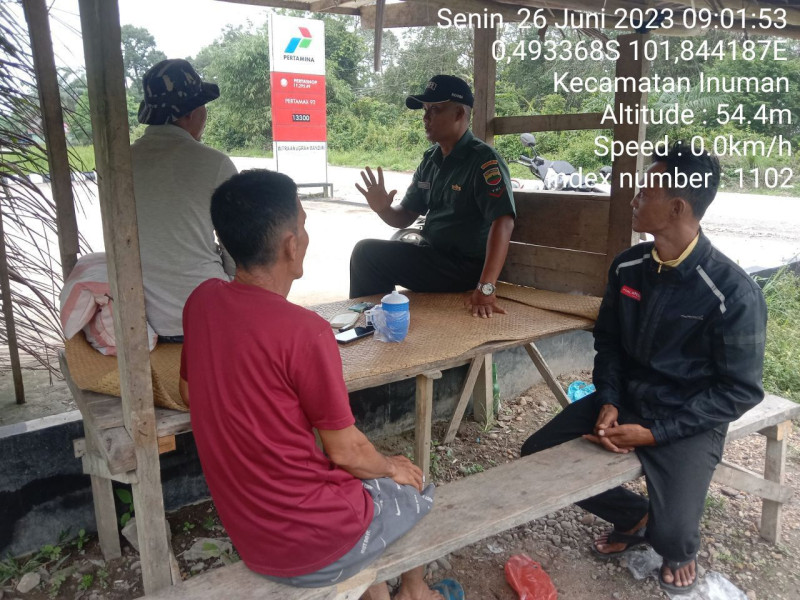 Babinsa Koramil 06/Cerenti Kodim 0302/Inhu Kopda Junedi Komsos Dengan Warga Desa Bedeng Sikuran Kecamatan Inuman Sebagai Kampung Pancasila