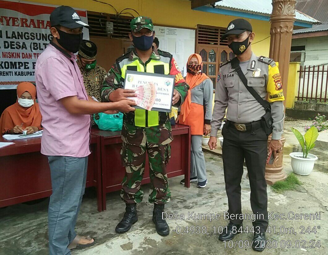 Babinsa Dampingi Dan Turut Mengawasi Pembagian BLT DD Di Desa Kompe Berangin