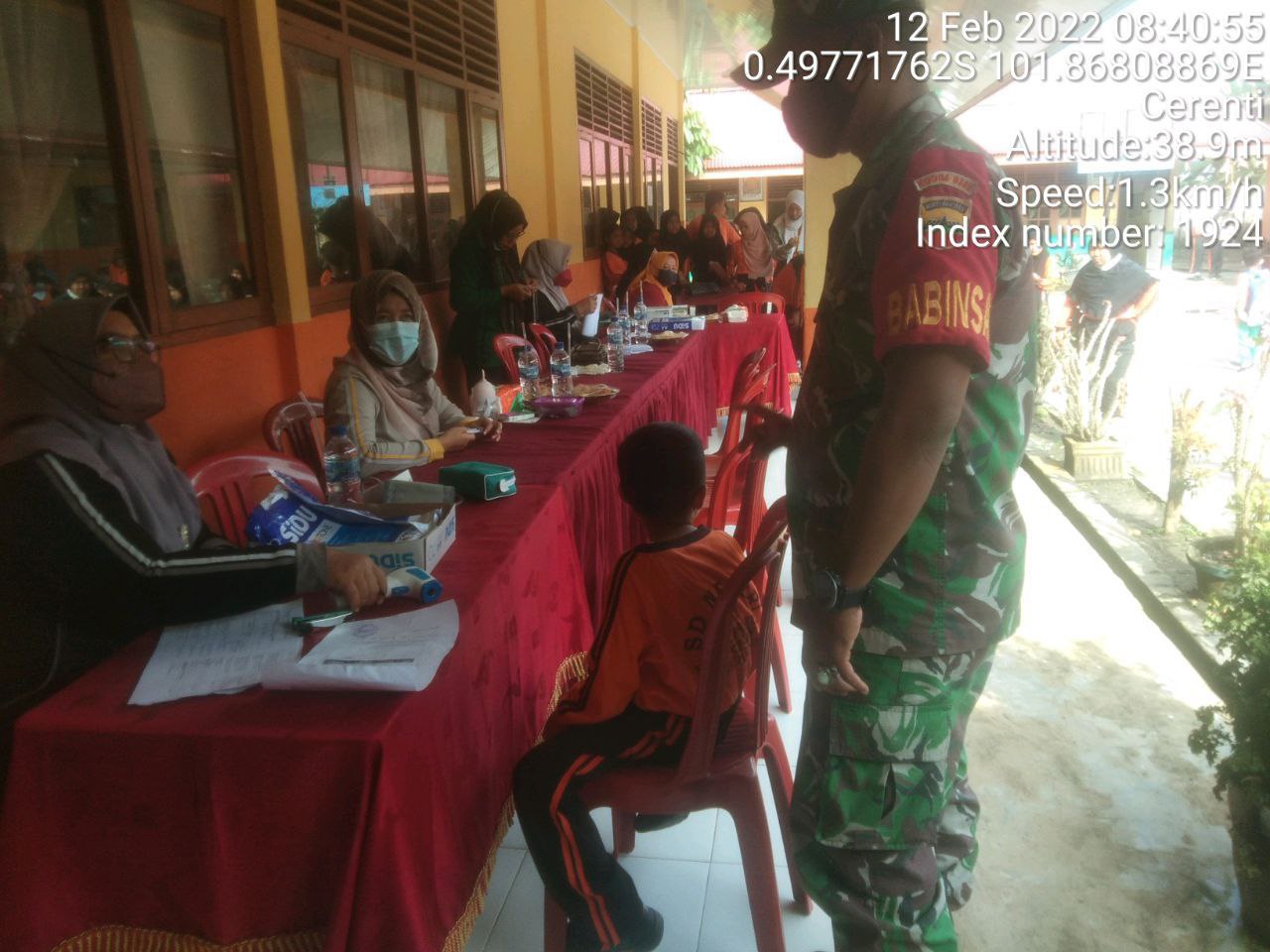 Kopda Junedi Babinsa Koramil 06/Cerenti Kodim 0302/ Inhu Pantau Dan Dampingi Pelaksanaan Vaksin Covid-19 di Sekolah Dasar Negeri 001 Pulau Bayur