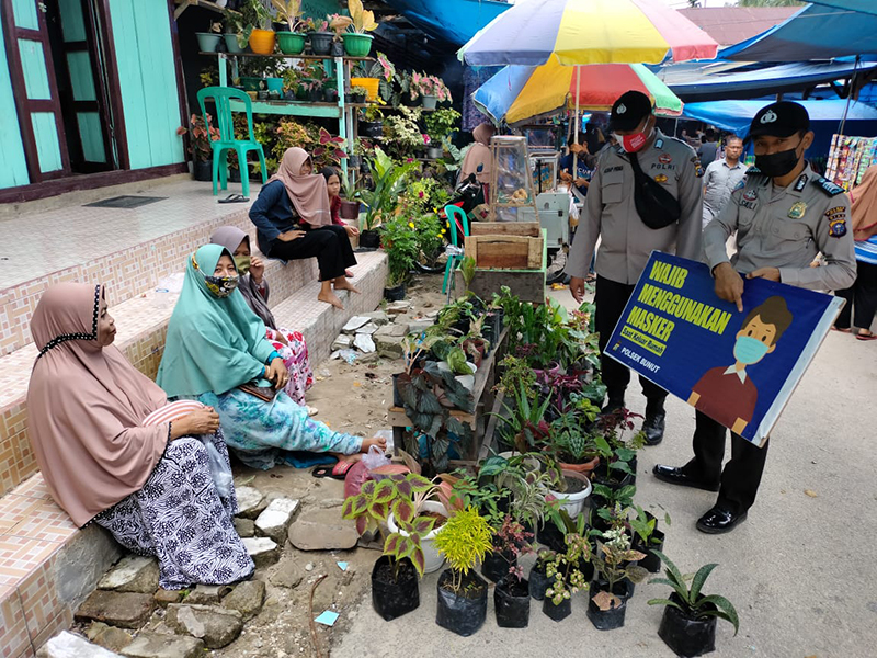 Polsek Bunut Patroli Cegah Kriminalitas dan Sosialisasi Prokes di Pasar Tradisional