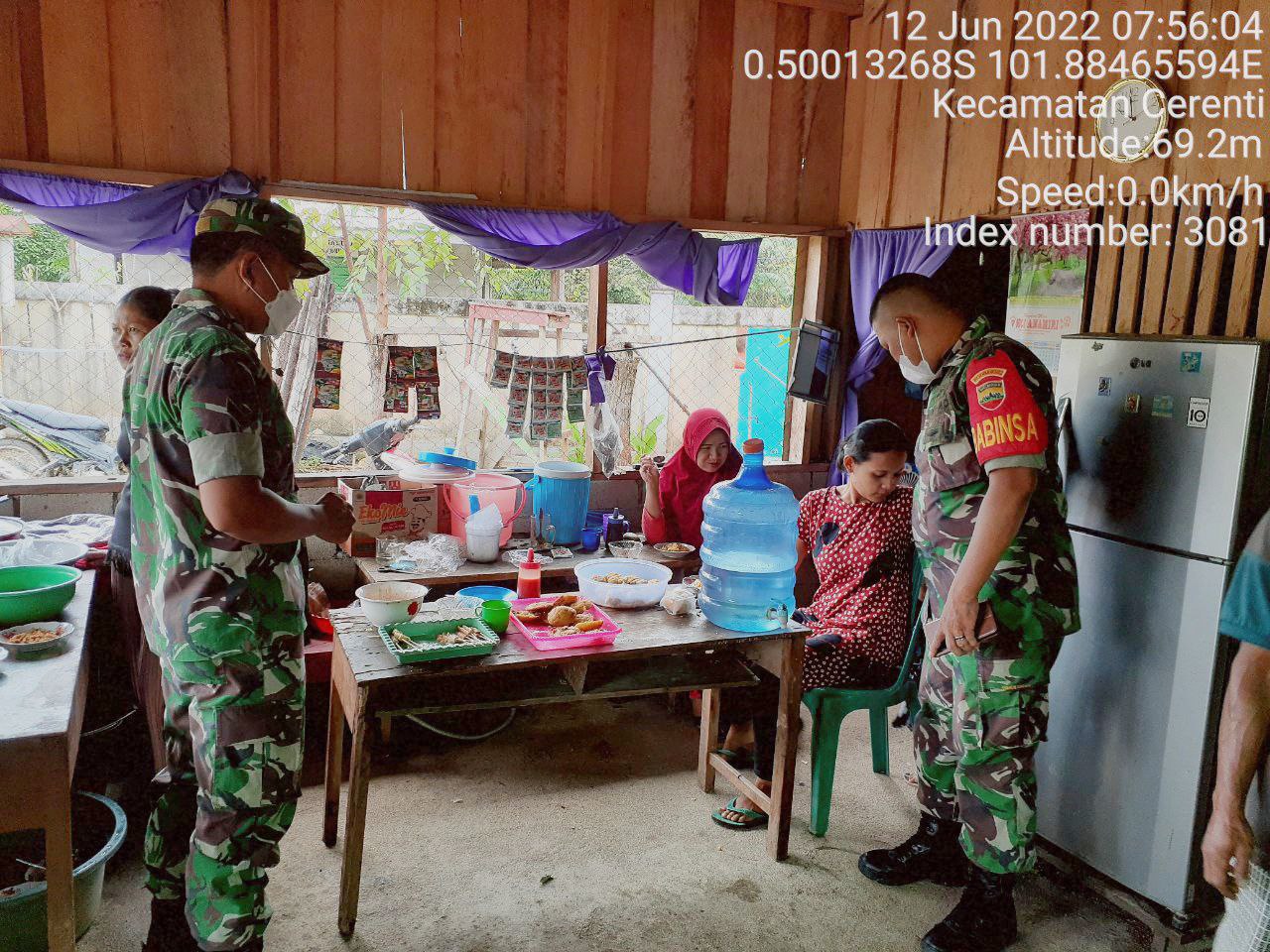 Babinsa Koramil 06/Cerenti Kodim 0302/Inhu Berikan Sosialisasi Serta Himbauan Kepada Warga di Tempat Jual Gorengan Agar Patuhi Prokes Covid-19