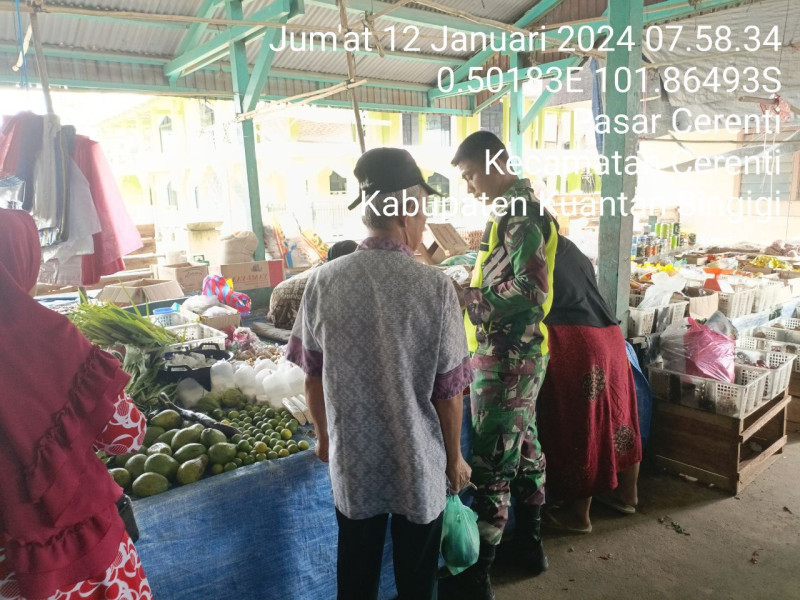 Serda Jama Anur Babinsa Koramil 06/Cerenti Kodim 0302/Inhu Pantau Perkembangan Harga Kebutuhan Pokok