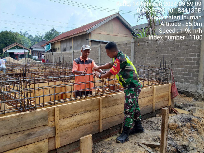 Babinsa Koramil 06/Cerenti Kodim 0302/Inhu Gotong Royong Di Desa Bedeng Sikuran 