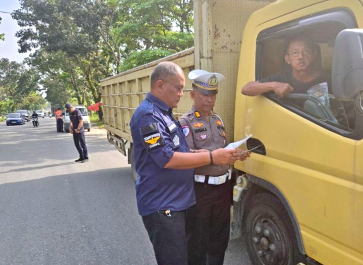 Selain ODOL, Razia di Pekanbaru Temukan Banyak Truk dengan KIR dan Pajak Mati