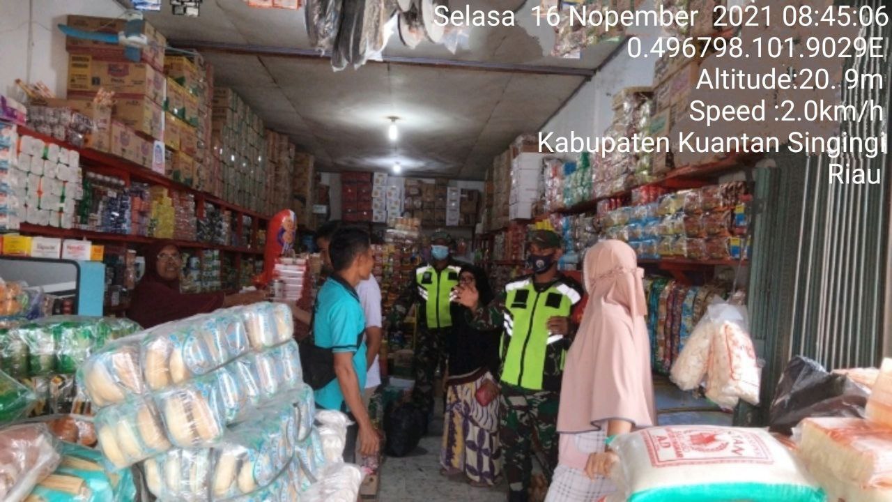 Tegakkan Disiplin Protokol Kesehatan Babinsa Koramil 06/Cerenti Dim 0302/Inhu Berikan Himbauan Kepada Warga Supaya Menggunakan Masker