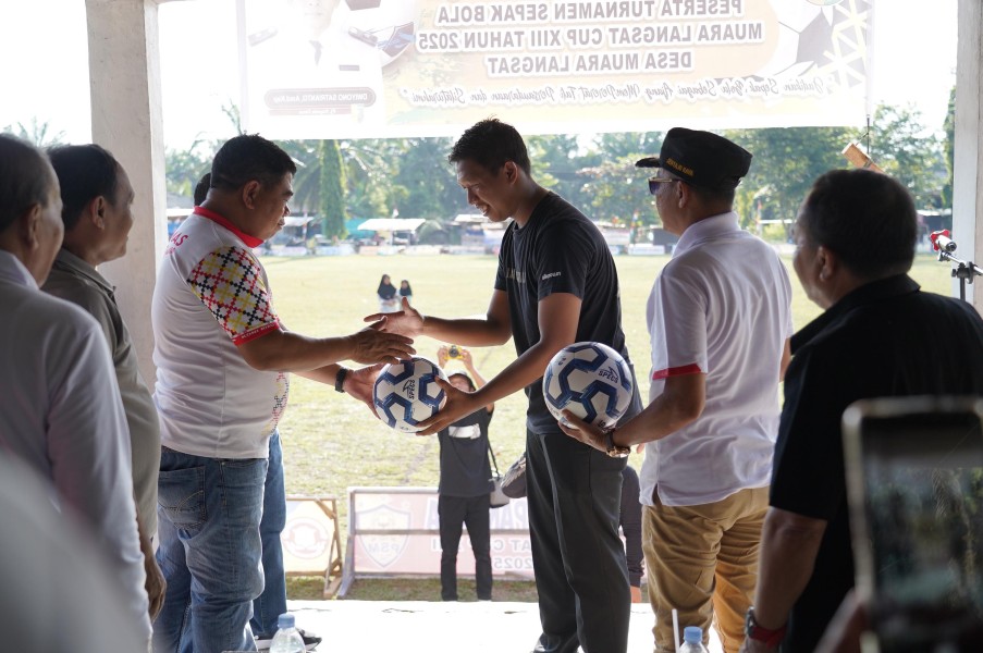 Camat Sentajo Raya Dampingi Wabup Buka Turnamen Bola,  Mukhlisin : Pemkab Kuansing Komit Dukung Perkembangan Olahraga