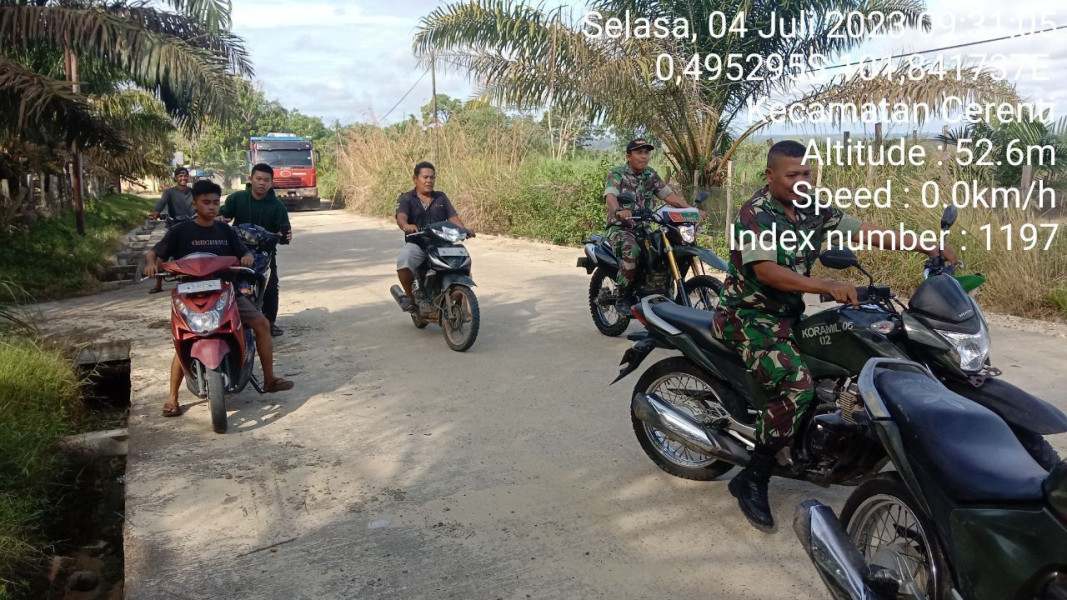 Di Desa Kompe Berangin Kopda Junedi Babinsa Koramil 06/Cerenti Kodim 0302/Inhu Laksanakan Patroli Untuk Cegah Kebakaran Hutan Dan Lahan