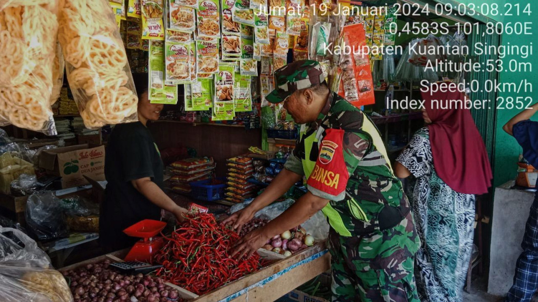 Di Pasar Inuman, Anggota Babinsa Koramil 06/Cerenti Kodim 0302/Inhu  Pantau Perkembangan Harga Kebutuhan Pokok 