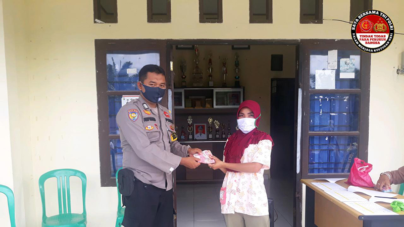 Polsek Pangkalan Lesung Kawal Penyerahan BLT di Desa Mayang Sari