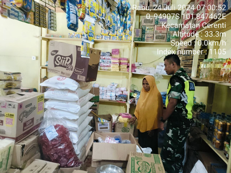 Babinsa Koramil 06/Cerenti Kodim 0302/Inhu Cek Harga Sembako Di Desa Kampung Baru Kecamatan Cerenti Kabupaten Kuansing 