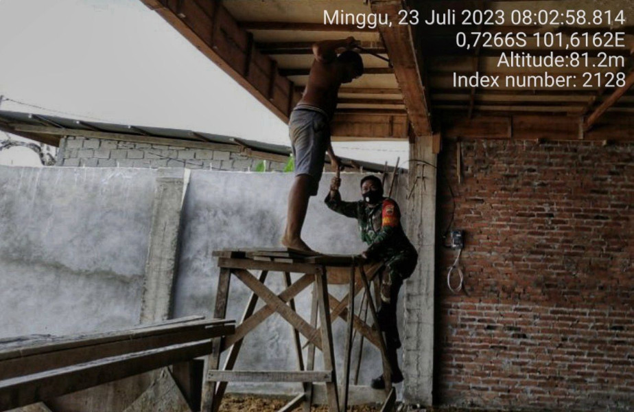 Babinsa Koramil 06/Cerenti Kodim 0302 /Inhu Sertu Heriyus Saputera Melaksanakan Gotong Royong