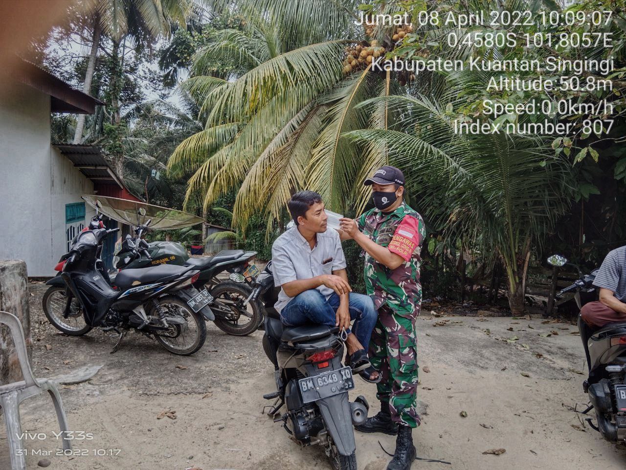 Babinsa Koramil 06/ Cerenti Kodim 0302/ Inhu Membagikan Masker Untuk Masyarakat di Kampung Baru Koto Kecamatan Inuman