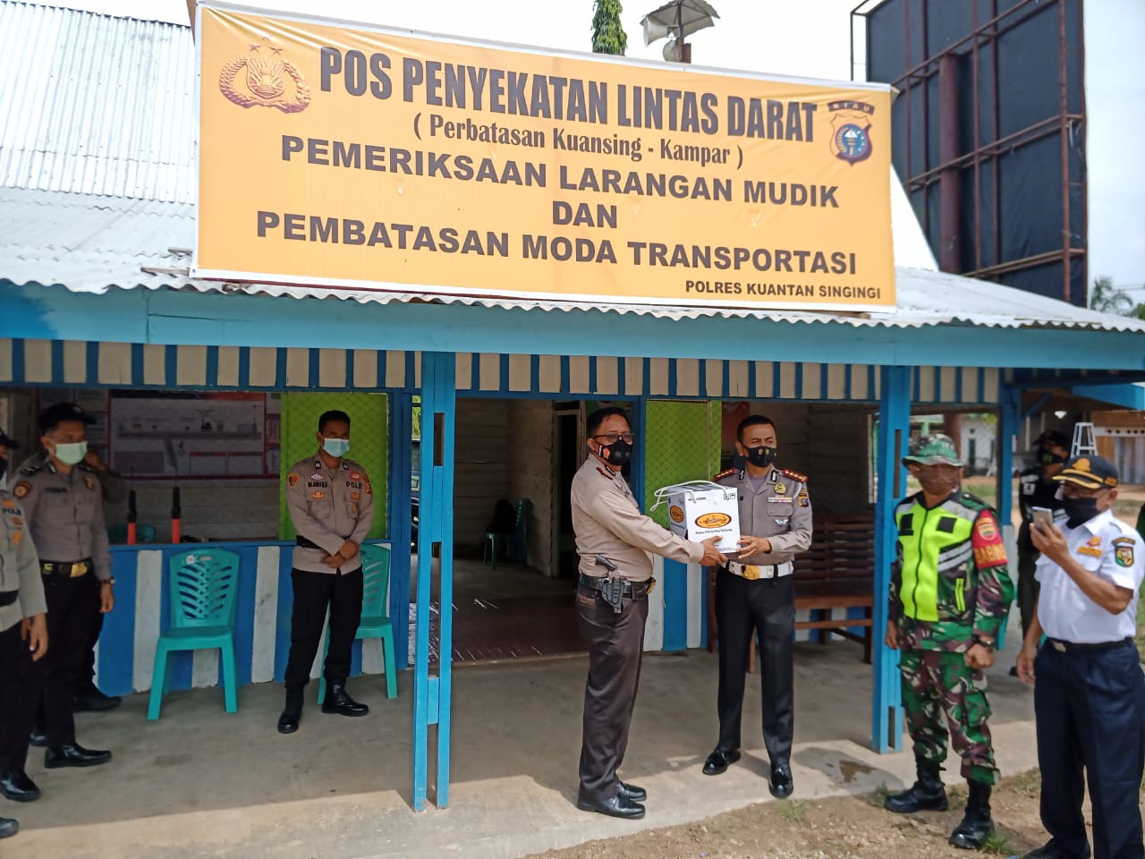 Kunjungi Pos Penyekatan Tanjung Pauh Kuansing, Dirlantas Polda Riau Beri Semangat Dan Motivasi Kepada Anggota*