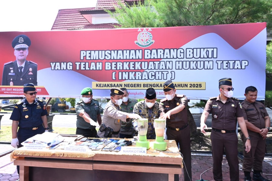 Bupati Hadiri Pemusnahan Barang Bukti Perkara Tipidum di Kejari Bengkalis