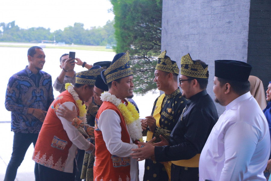 Walikota dan Wakil Walikota Pekanbaru Disambut LAMR di Bandara SSK II