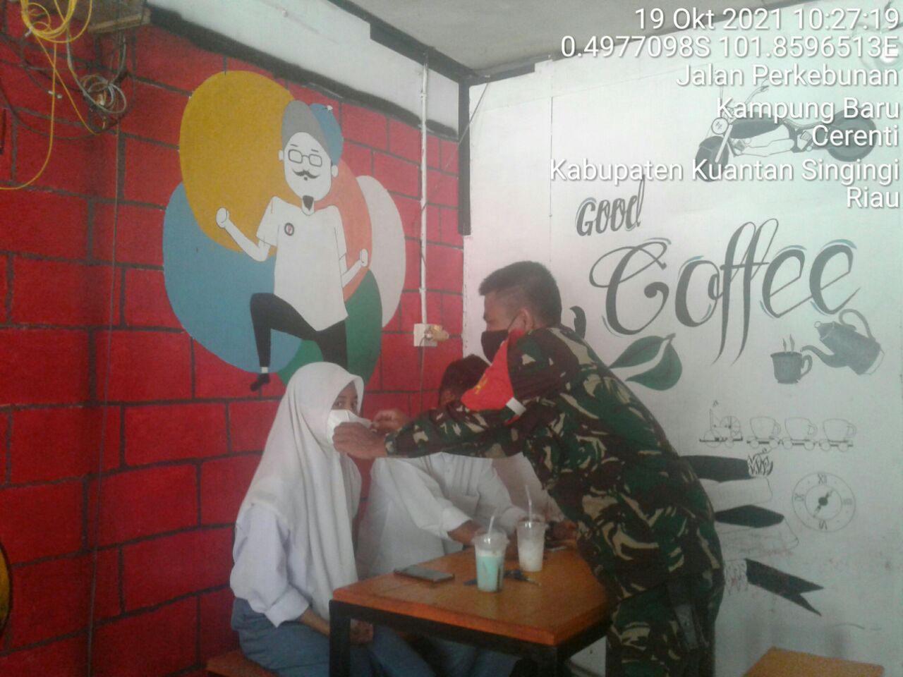 Babinsa Koramil 06/ Cerenti  Kodim 0302/ Inhu Bagikan Masker Gratis Kepada Masyarakat di Wilayah Teritorialnya