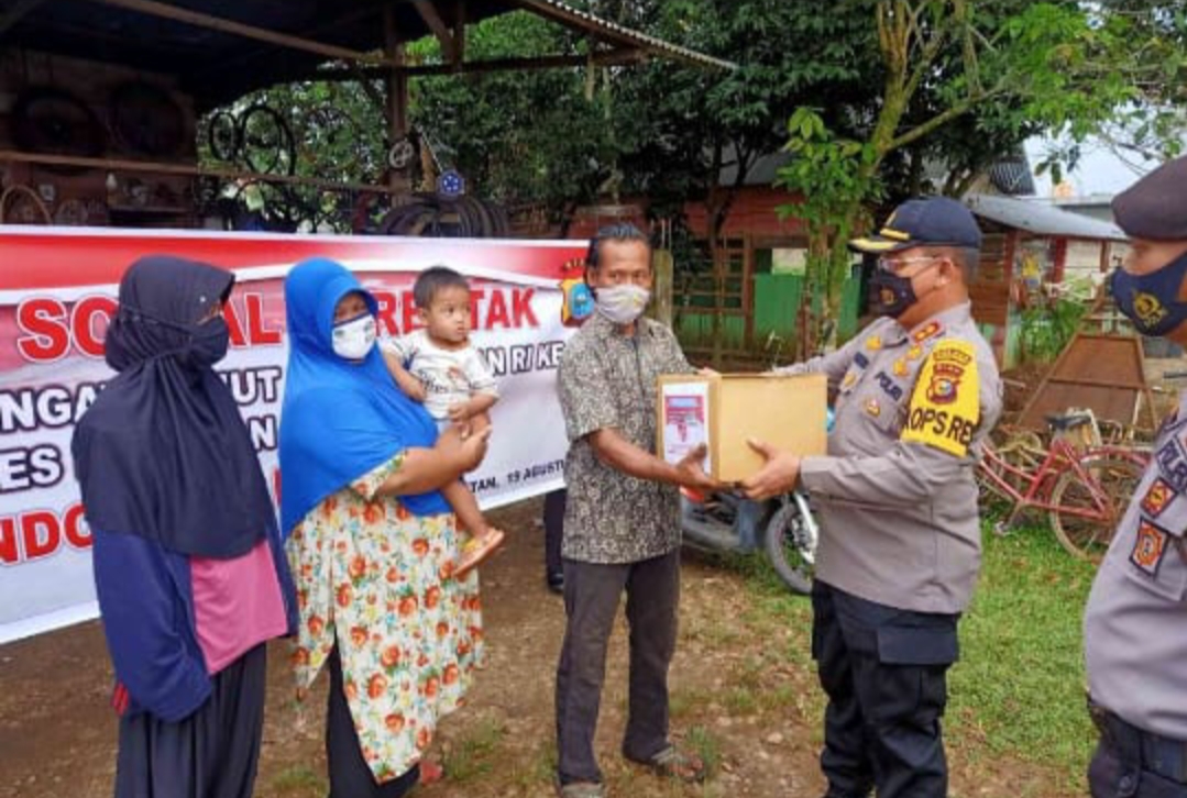 Sempena HUT RI Ke - 75, Polres Kuansing Berbagi 1000 Paket Sembako Kepada Warga Terdampak COVID-19