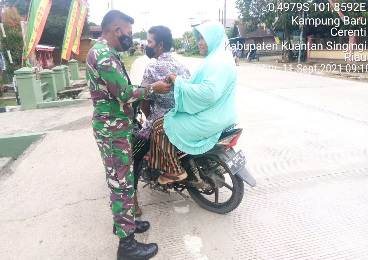 Aksi Babinsa Koramil 06 /Cerenti Dim 0302/Inhu Bagikan Masker di Jalan Raya Dengan Hadang Pengendara Sepeda Motor 