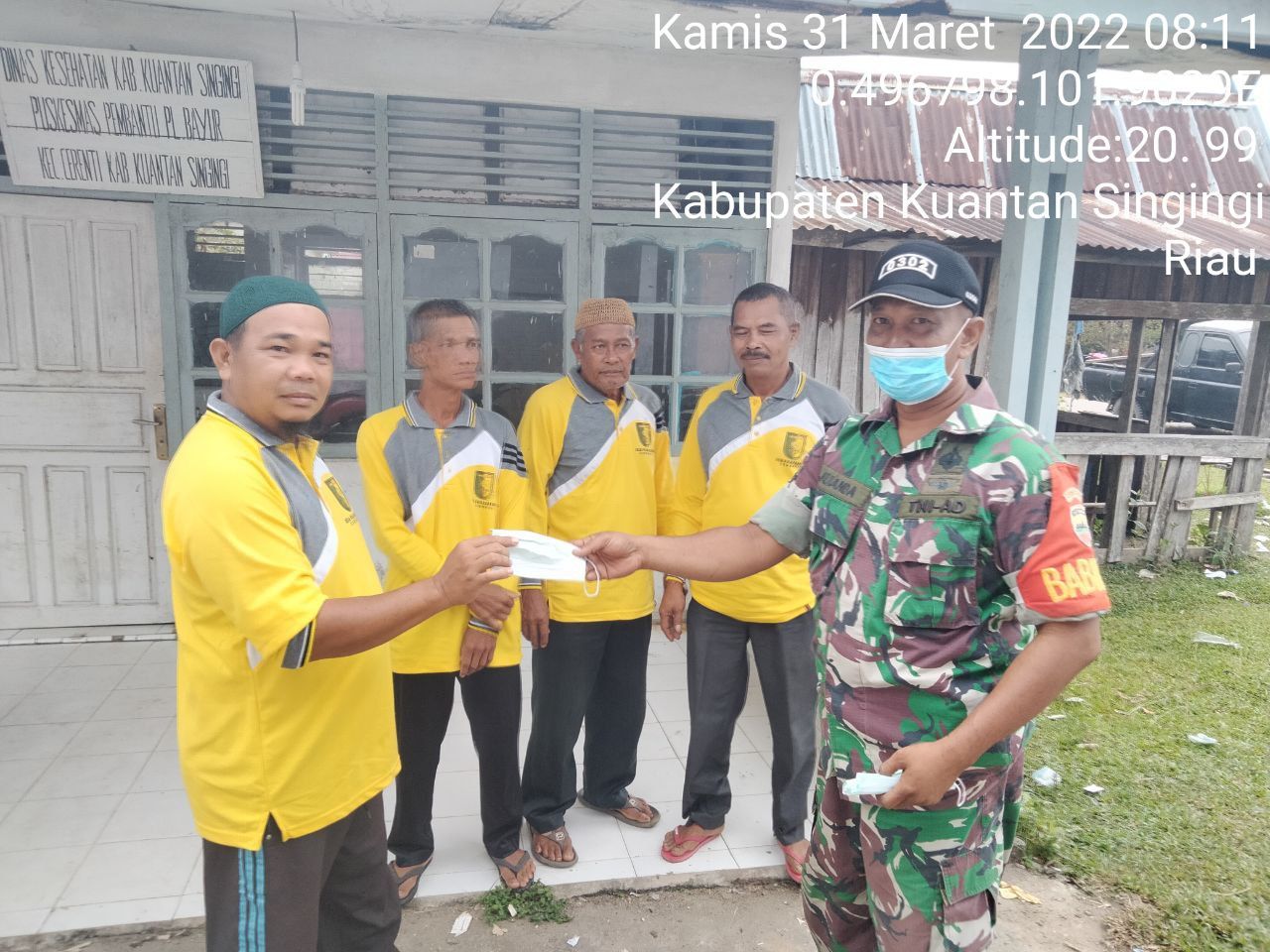Babinsa Koramil 06/ Cerenti Dim 0302/Inhu Bagikan Masker Gratis Kepada Warga, Sebagai Upaya Memutus Penularan Covid-19 di Desa Pulau Jambu Kecamatan Cerenti