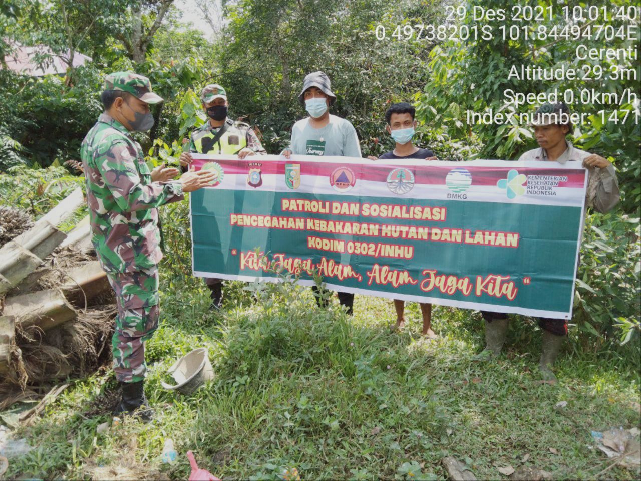 Babinsa Koramil 06/Cerenti Kodim 0302/ Inhu Laksanakan Patroli Untuk Cegah Kebakaran Hutan Dan Lahan di Teluk Pauh Kecamatan Cerenti Kabupaten Kuansing