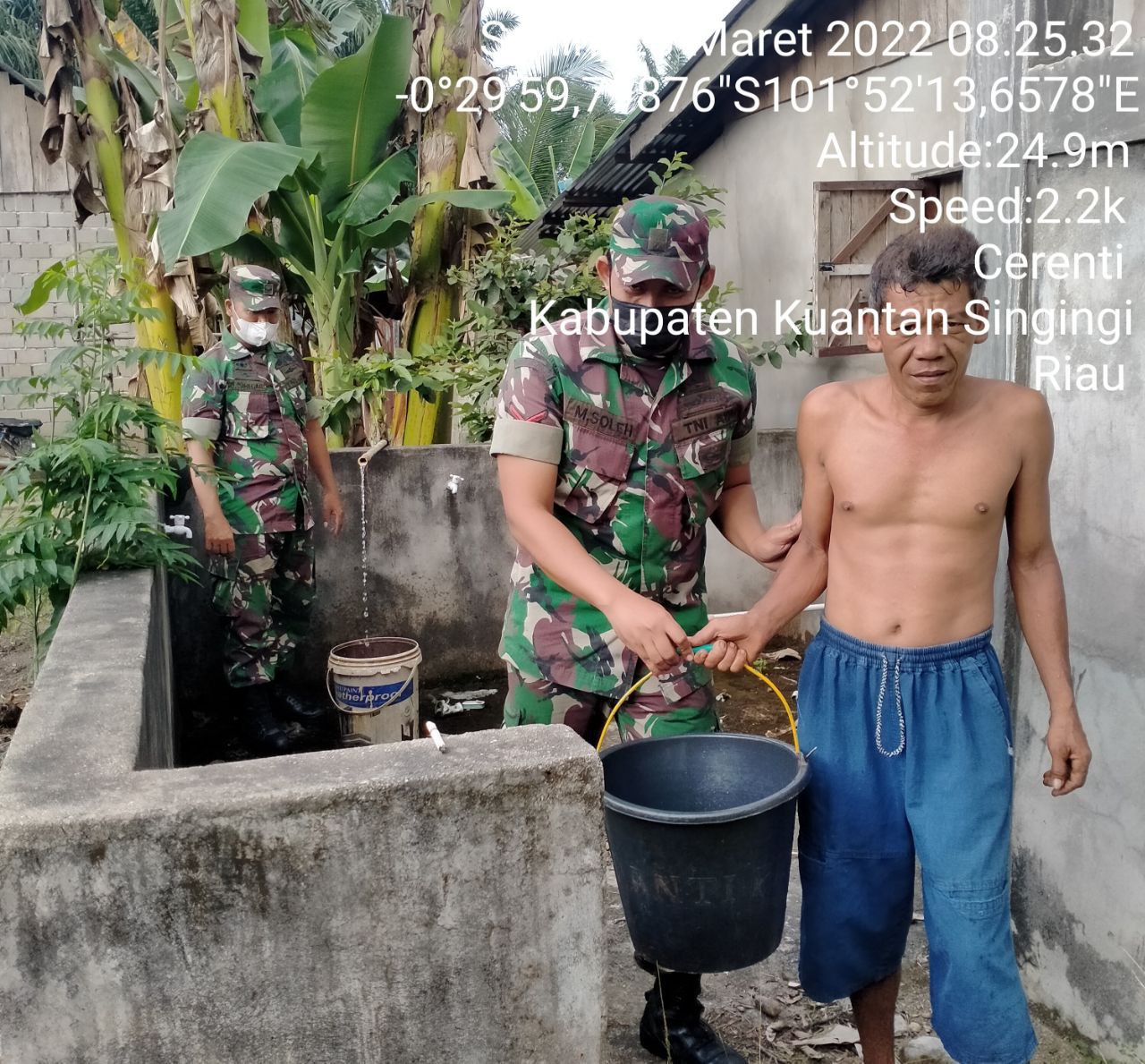 Babinsa Koramil 06/Cerenti Kodim 0302/Inhu Bantu Warga Angkat Air Bersih Untuk Warga di Desa Kampung Baru Timur