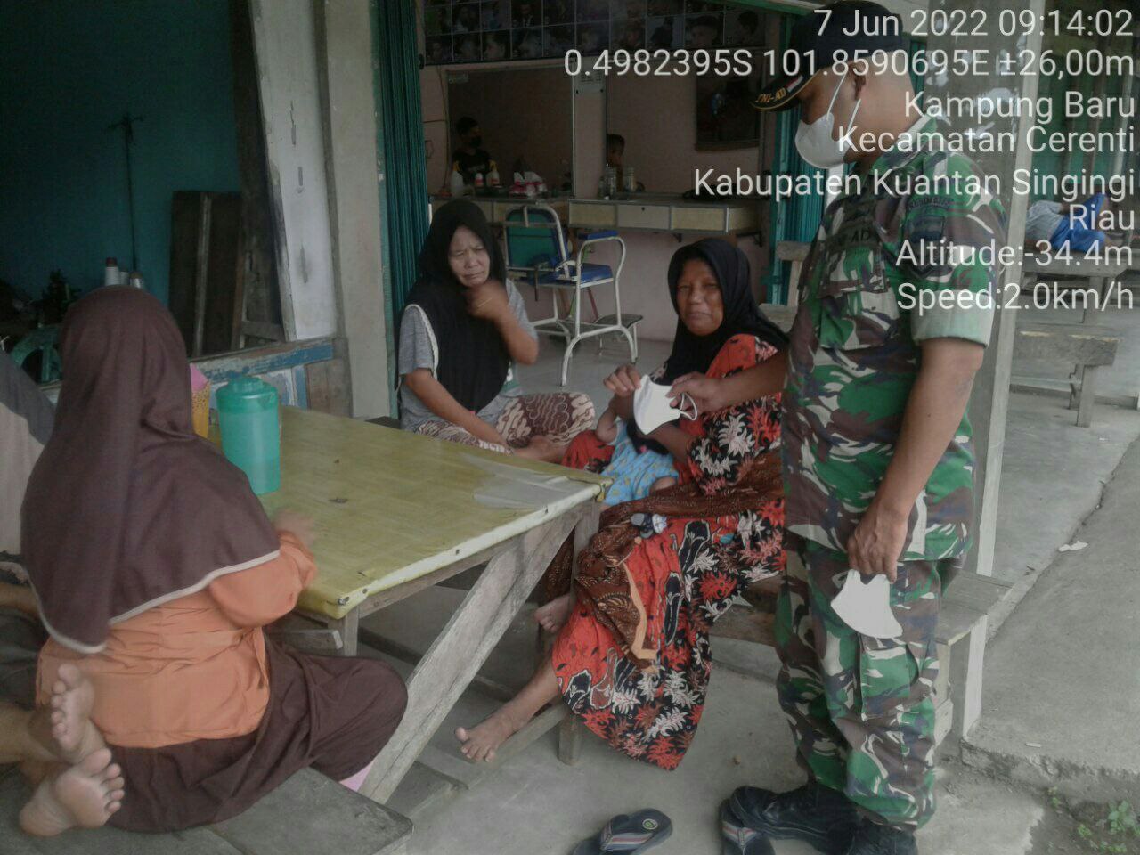 Peduli Kepada Warga Binaan Babinsa Koramil 06/Cerenti Kodim 0302/Inhu Peduli Kesehatan Babinsa Bagikan Masker Untuk Warga