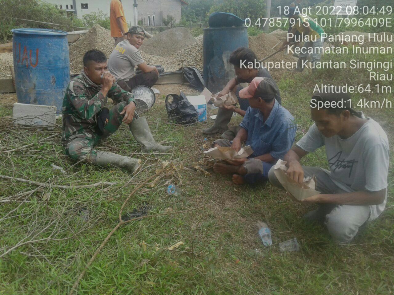 Satgas TMMD Ke- 114 Kodim 0302/Inhu Dan Babinsa Koramil 06/Cerenti Kodim 0302/Inhu Makan Pagi Bersama Warga Tambah Stamina Satgas TMMD Ke- 114 Kodim 0302/Inhu