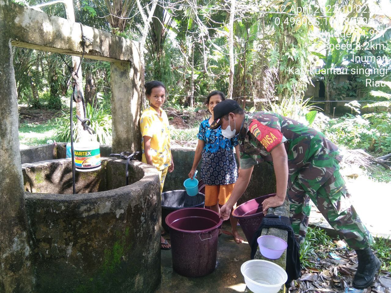 Babinsa Koramil 06/Cerenti Kodim 0302/Inhu Bantu Warga Angkat Air Bersih Untuk Warga Binaan di Desa Ketaping Jaya Kecamatan Inuman