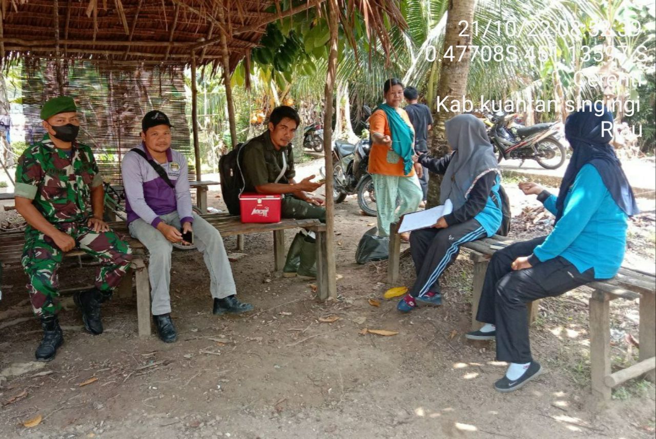 Setiap Hari Babinsa Koramil 06/Cerenti Kodim 0302/Inhu Komsos Dengan Warga Binaan Memberikan Pengertian Untuk Selalu Menjaga Protokol Kesehatan