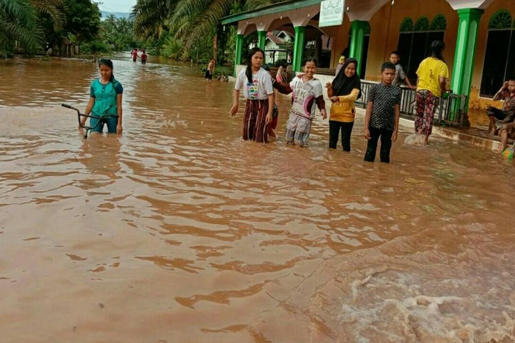 Dibayangi Hujan Lebat Disertai Petir, Masyarakat Riau Diminta Waspada Banjir