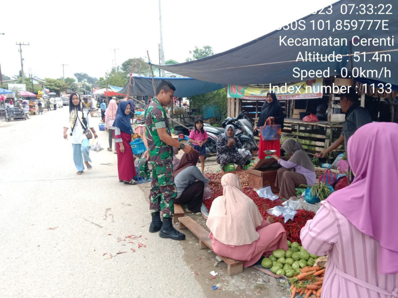 Sertu SP Nasution Babinsa Koramil 06/Cerenti Kodim 0302/Inhu Cek Harga Sembako Di Pasar Kelurahan Pasar Cerenti