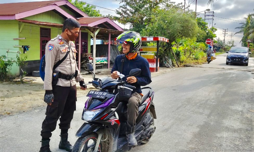 Cegah Covid-19, Polsubsektor Pelalawan Edukasi Masyarakat Melalui Operasi Yustisi