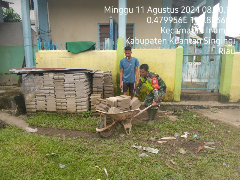 Babinsa Koramil 06/Cerenti Kodim 0302/Inhu Membantu Meringankan Pekerjaan Warga Desa Bedeng Sikuran Kecamatan Inuman Kabupaten Kuansing 