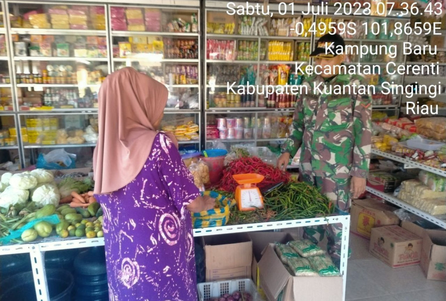Kopda Muhamad Soleh Babinsa Koramil 06/Cerenti Kodim 0302/Inhu Pantau Perkembangan Harga Kebutuhan Pokok Di Warung-Warung Di Wilayah Kecamatan Cerenti