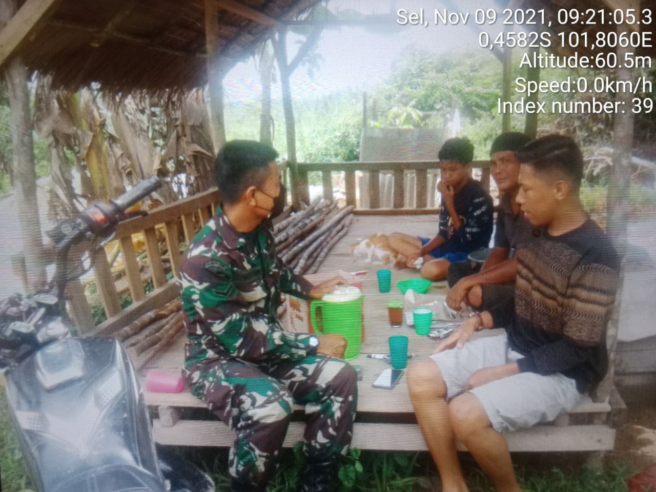 Serda SP. Nasution Anggota Koramil 06/Cerenti Kodim 0302/Inhu Komsos Dengan Warga Desa Seberang Pulau Busuk Kecamatan Inuman