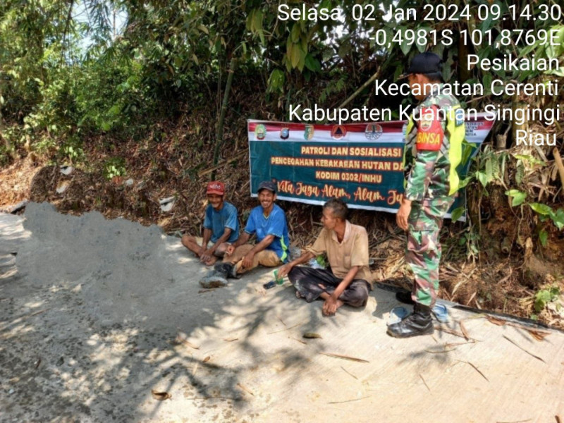Di Desa Pesikaian Kecamatan Cerenti Serda Dumen Siregar Dan Kopda Mohamad Soleh Babinsa Koramil 06/Cerenti Kodim 0302/Inhu Kontinyu Laksanakan Patroli Dan Sosialisasi Untuk Cegah Kebakaran Hutan Dan Lahan